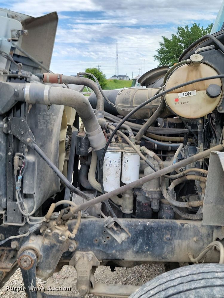 image for item NZ9936 2003 Mack CH600 semi truck