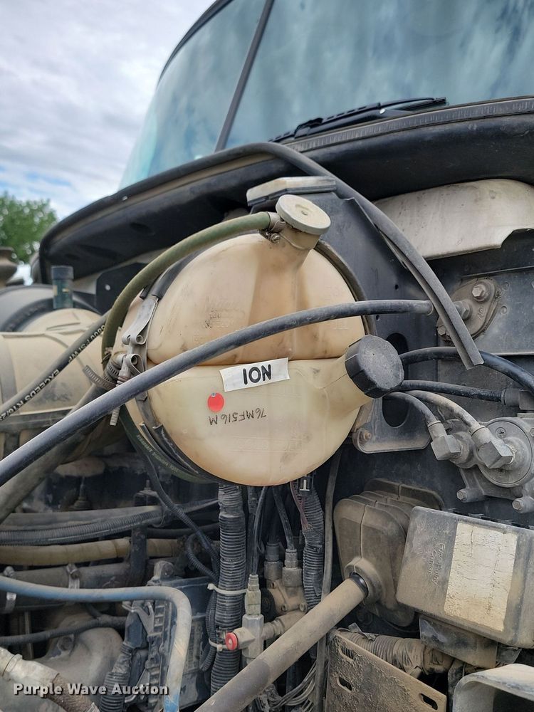 image for item NZ9936 2003 Mack CH600 semi truck