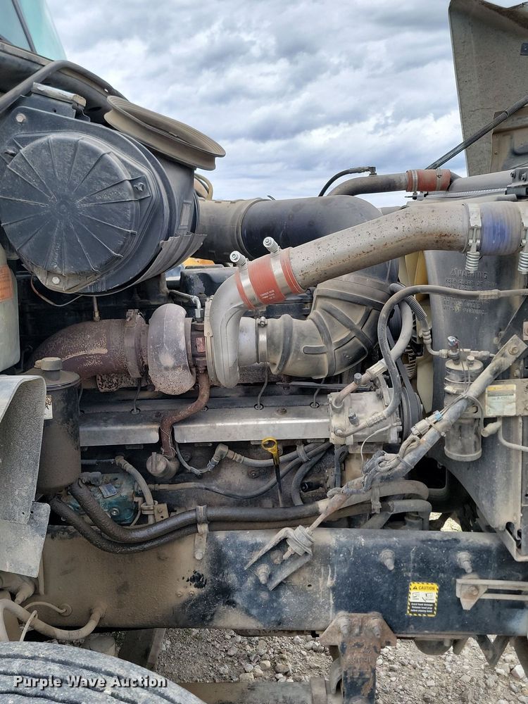 image for item NZ9936 2003 Mack CH600 semi truck