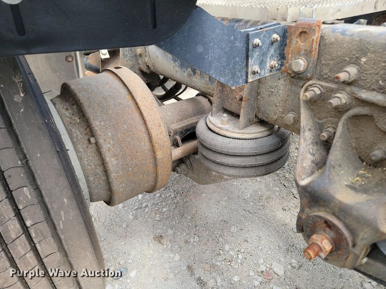 image for item NZ9936 2003 Mack CH600 semi truck