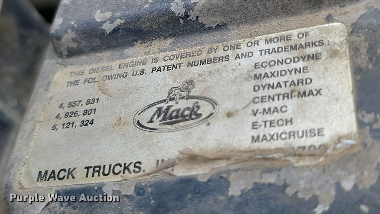image for item NZ9936 2003 Mack CH600 semi truck