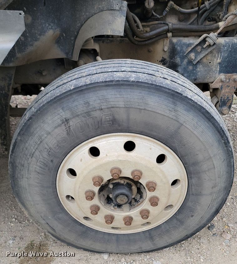 image for item NZ9936 2003 Mack CH600 semi truck