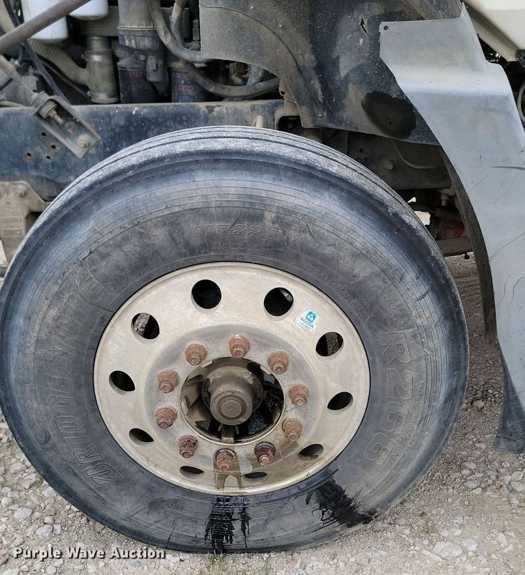 image for item NZ9936 2003 Mack CH600 semi truck