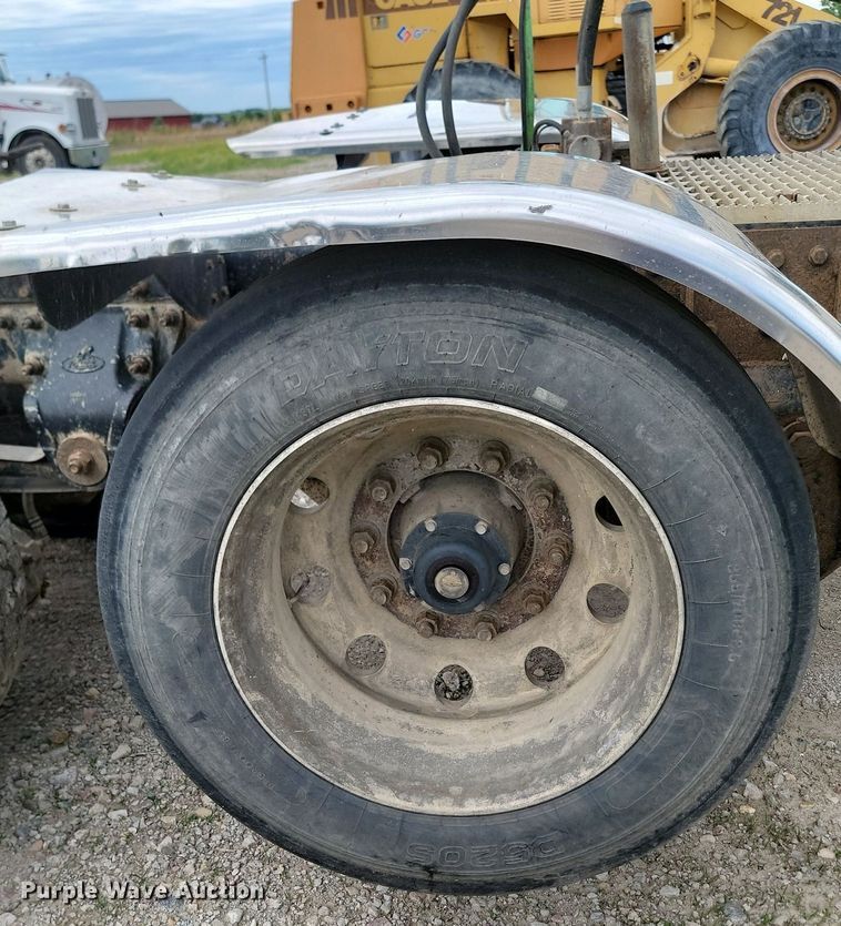 image for item NZ9936 2003 Mack CH600 semi truck