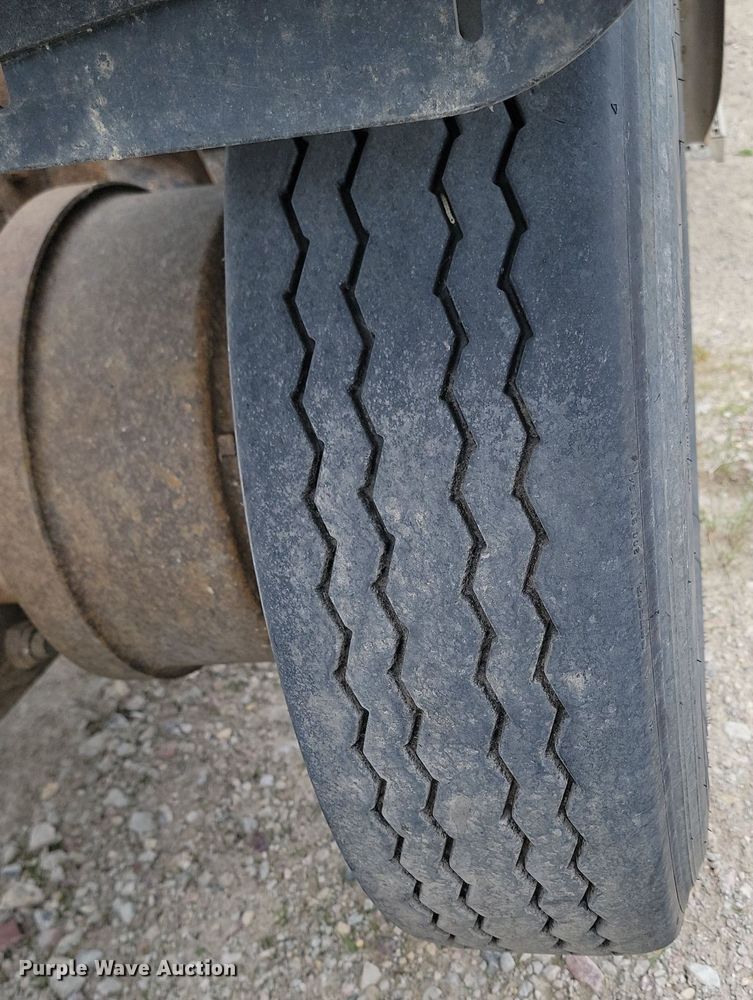 image for item NZ9936 2003 Mack CH600 semi truck