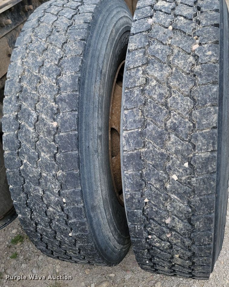 image for item NZ9936 2003 Mack CH600 semi truck