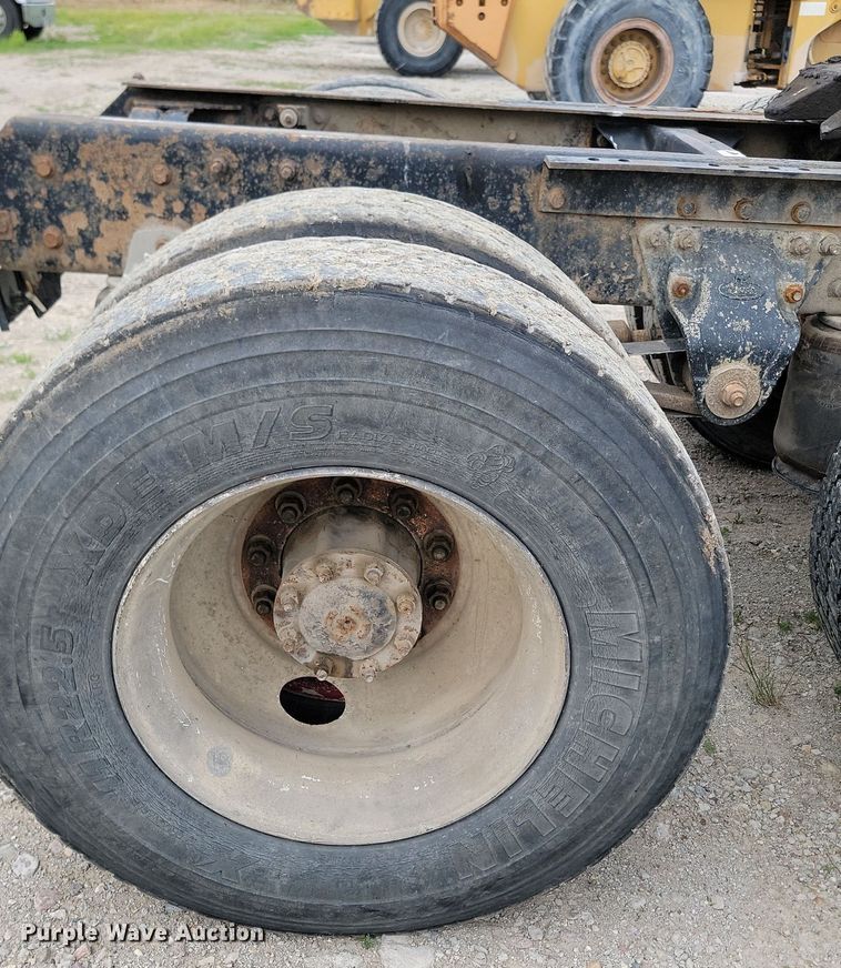 image for item NZ9936 2003 Mack CH600 semi truck