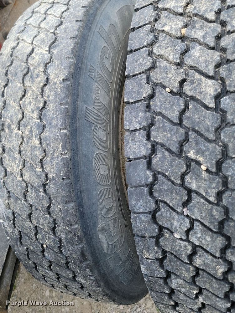 image for item NZ9936 2003 Mack CH600 semi truck