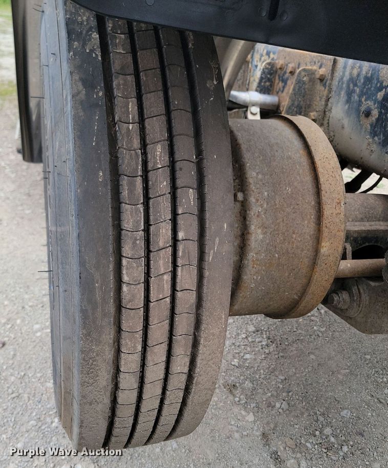 image for item NZ9936 2003 Mack CH600 semi truck