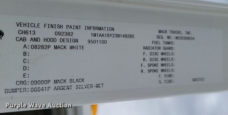 image for item NZ9936 2003 Mack CH600 semi truck