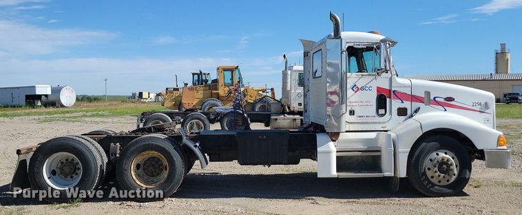 image for item NZ9937 1999 Peterbilt 377 semi truck