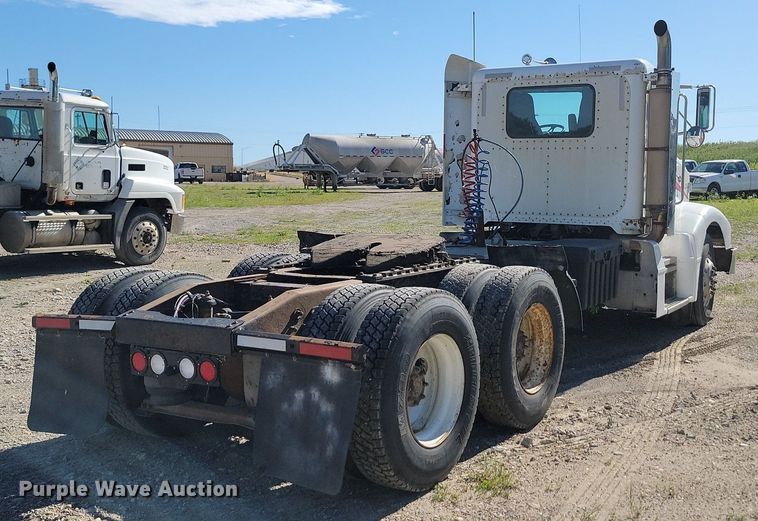 image for item NZ9937 1999 Peterbilt 377 semi truck