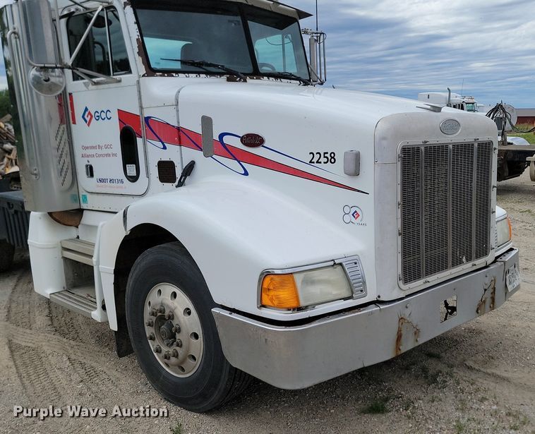 image for item NZ9937 1999 Peterbilt 377 semi truck