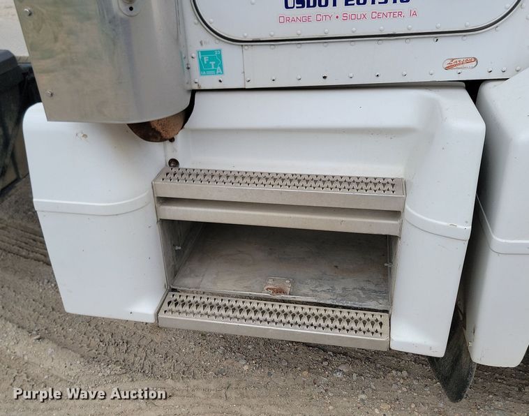 image for item NZ9937 1999 Peterbilt 377 semi truck