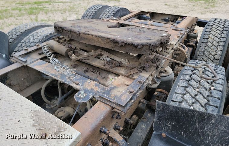 image for item NZ9937 1999 Peterbilt 377 semi truck