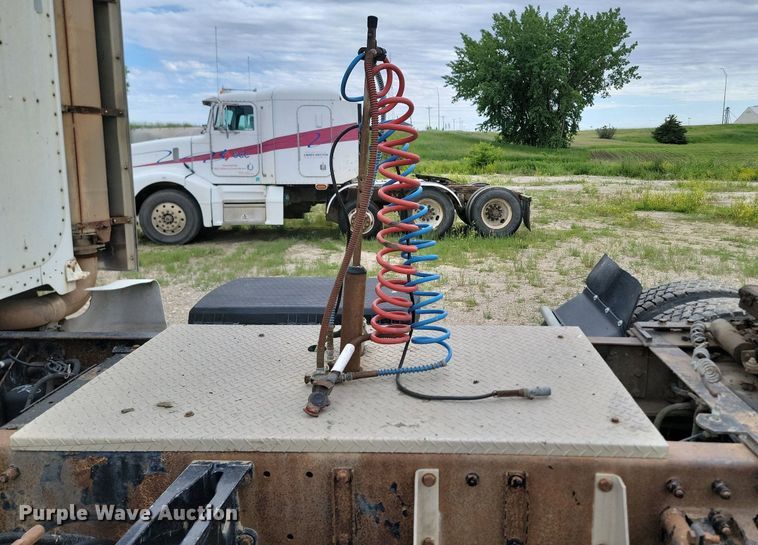 image for item NZ9937 1999 Peterbilt 377 semi truck