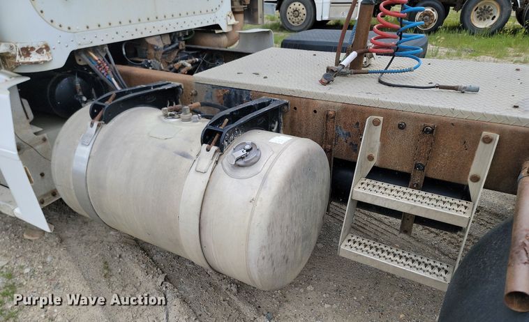 image for item NZ9937 1999 Peterbilt 377 semi truck