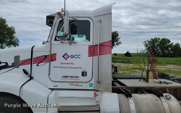 image for item NZ9937 1999 Peterbilt 377 semi truck