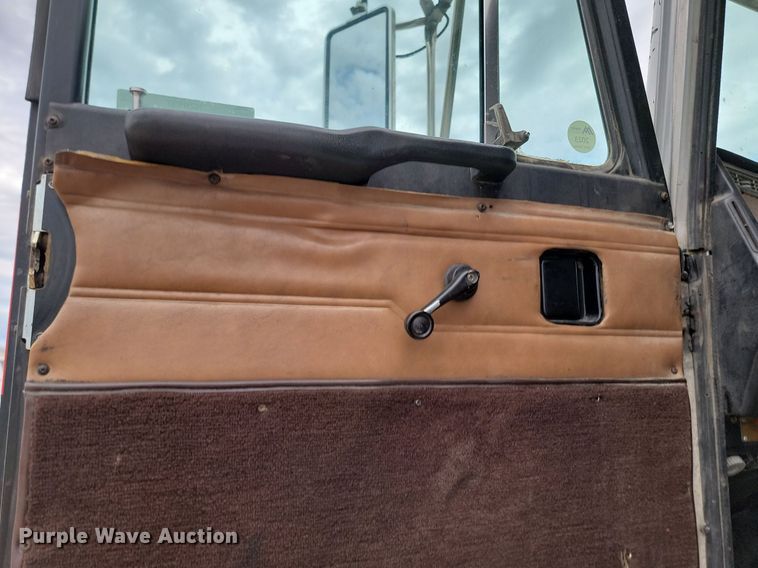 image for item NZ9937 1999 Peterbilt 377 semi truck