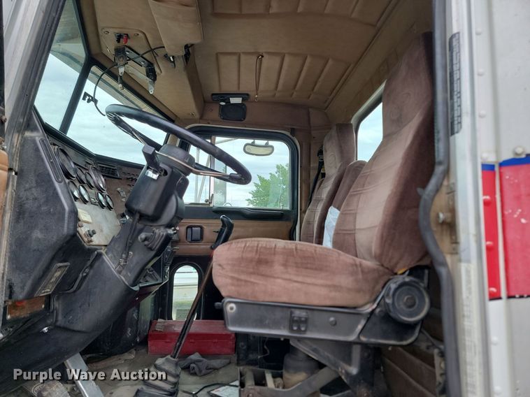 image for item NZ9937 1999 Peterbilt 377 semi truck