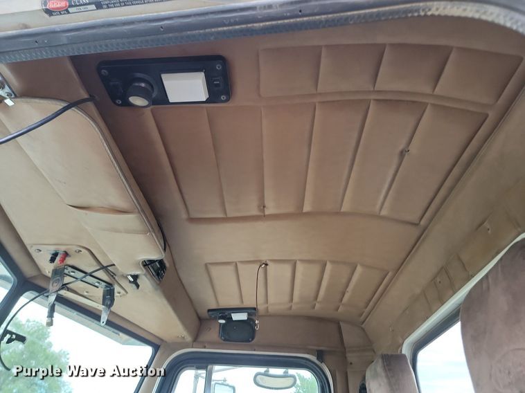 image for item NZ9937 1999 Peterbilt 377 semi truck