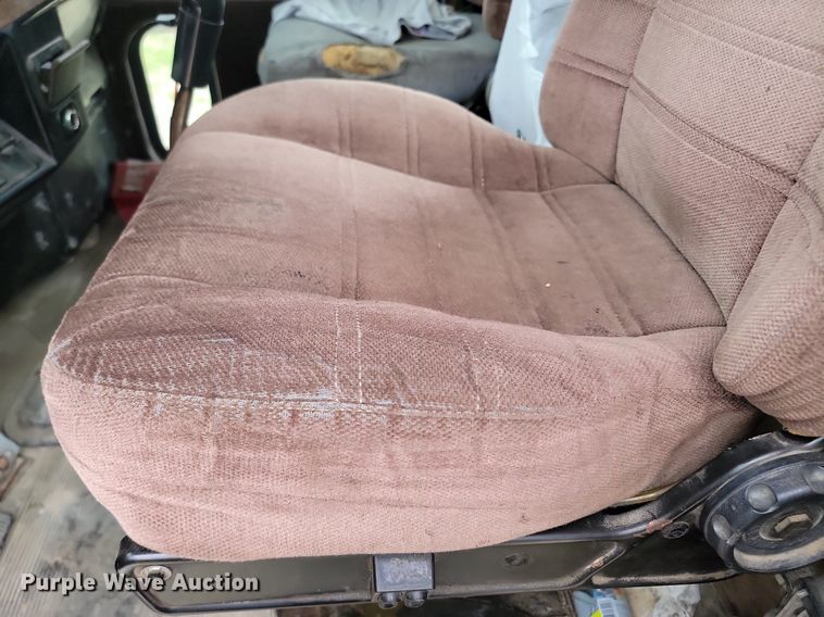 image for item NZ9937 1999 Peterbilt 377 semi truck