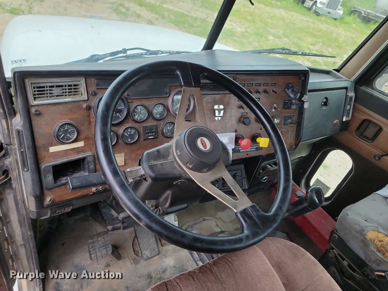 image for item NZ9937 1999 Peterbilt 377 semi truck