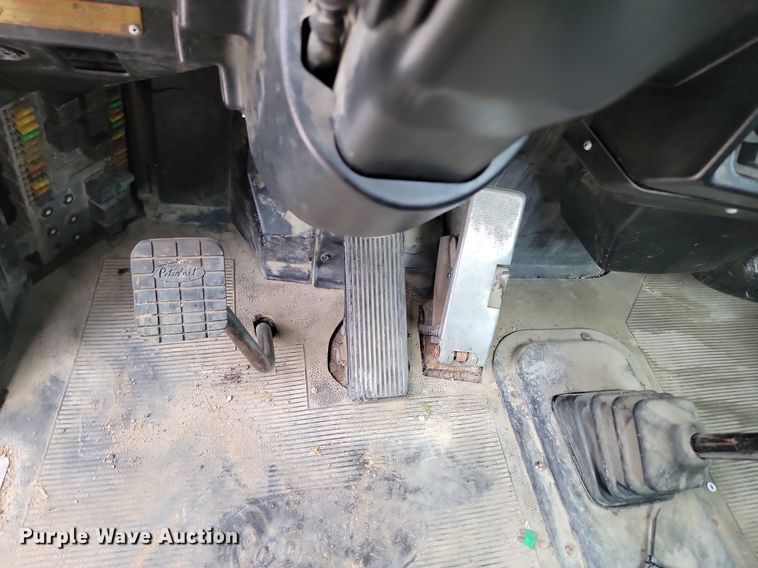 image for item NZ9937 1999 Peterbilt 377 semi truck