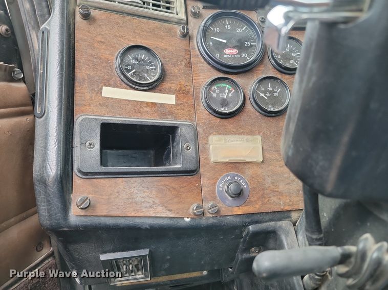 image for item NZ9937 1999 Peterbilt 377 semi truck