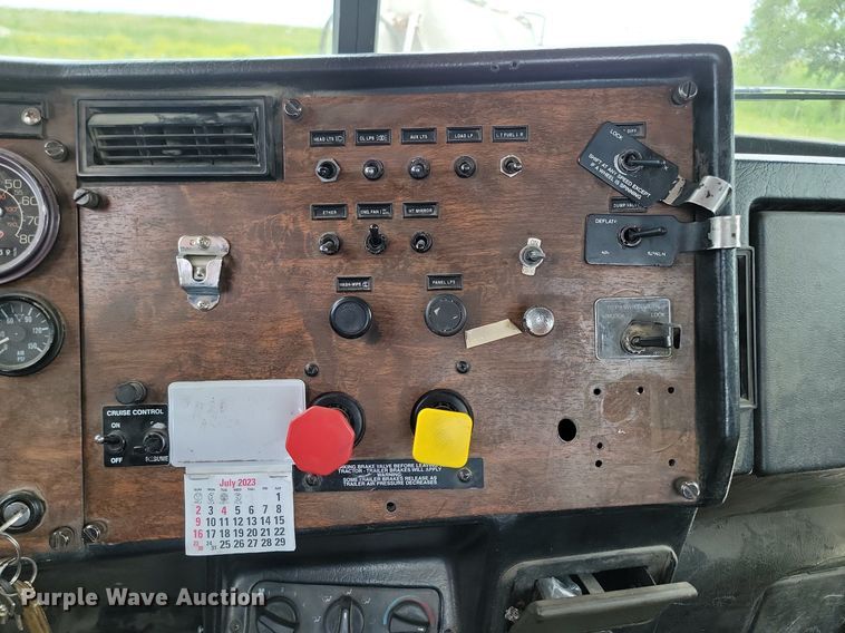 image for item NZ9937 1999 Peterbilt 377 semi truck