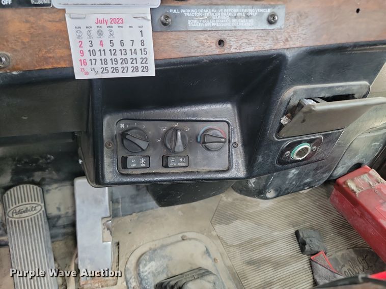 image for item NZ9937 1999 Peterbilt 377 semi truck