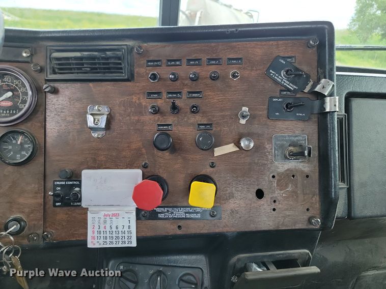 image for item NZ9937 1999 Peterbilt 377 semi truck