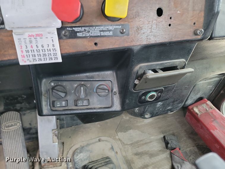 image for item NZ9937 1999 Peterbilt 377 semi truck