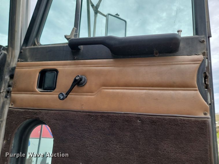 image for item NZ9937 1999 Peterbilt 377 semi truck