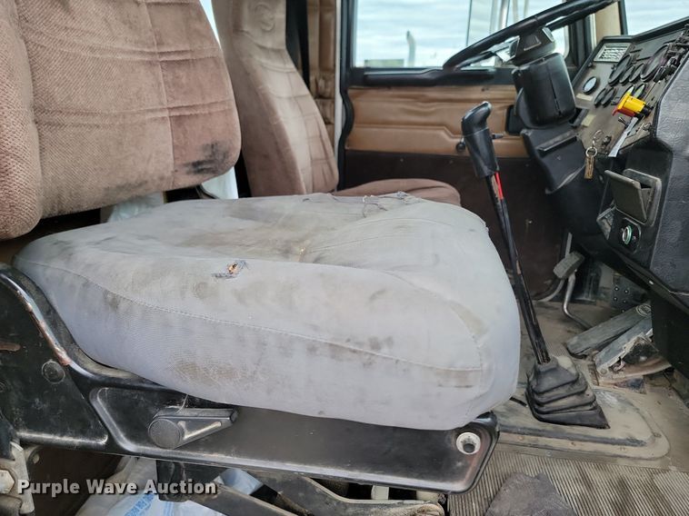 image for item NZ9937 1999 Peterbilt 377 semi truck