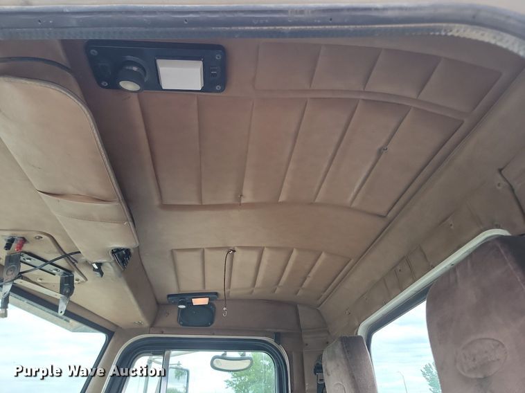 image for item NZ9937 1999 Peterbilt 377 semi truck