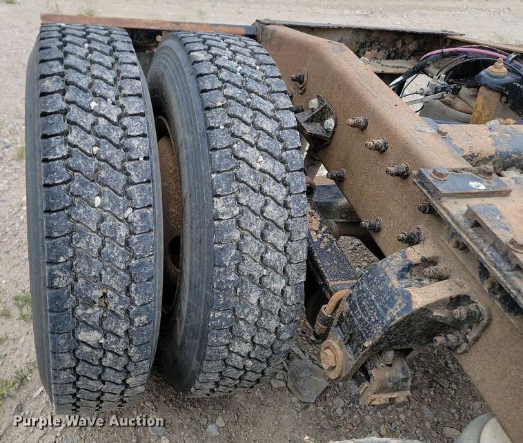 image for item NZ9937 1999 Peterbilt 377 semi truck