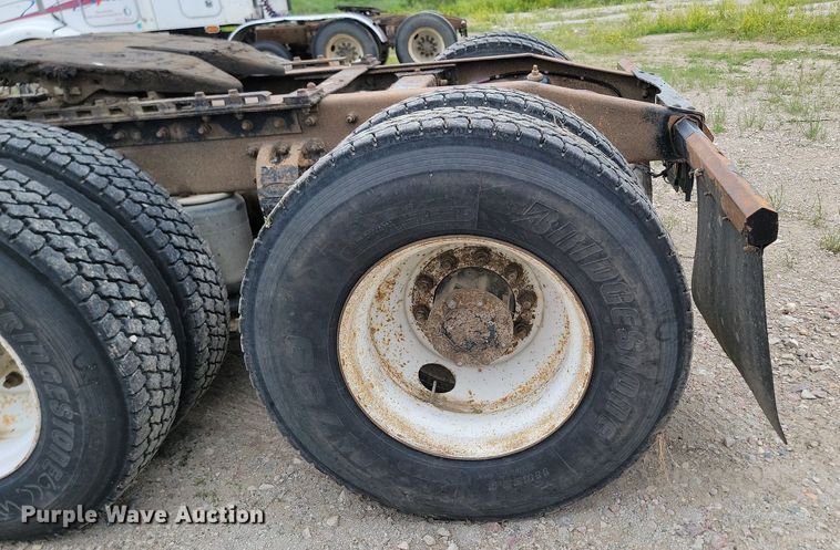 image for item NZ9937 1999 Peterbilt 377 semi truck