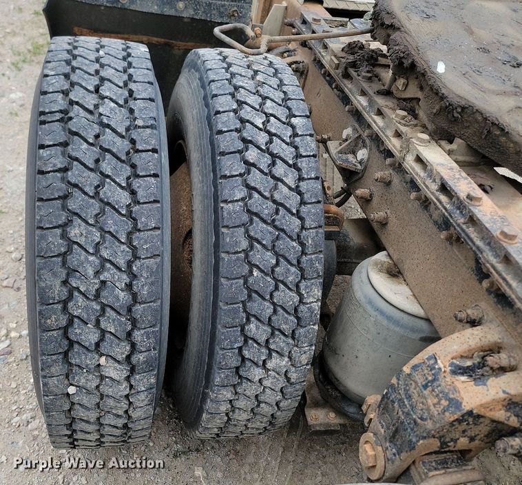 image for item NZ9937 1999 Peterbilt 377 semi truck