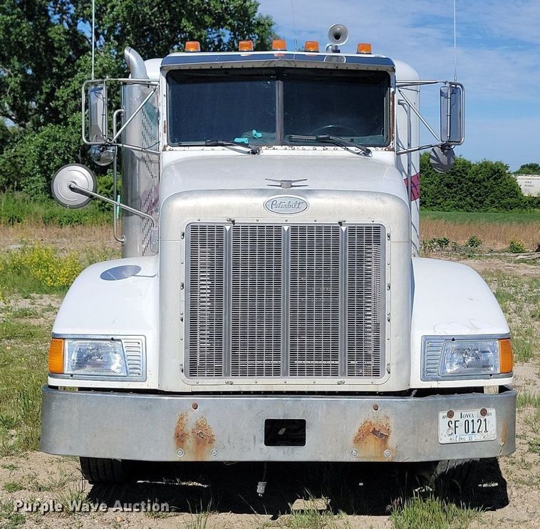image for item NZ9938 2000 Peterbilt  377 semi truck