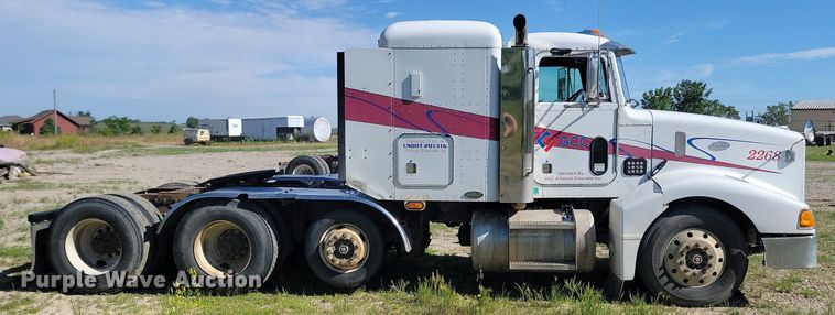 image for item NZ9938 2000 Peterbilt  377 semi truck
