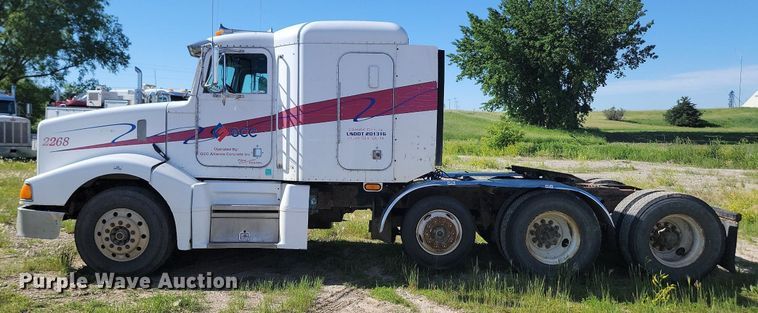 image for item NZ9938 2000 Peterbilt  377 semi truck