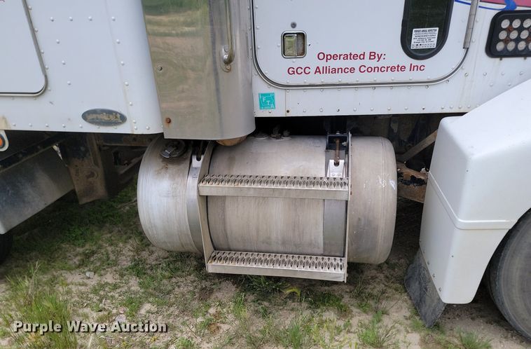 image for item NZ9938 2000 Peterbilt  377 semi truck