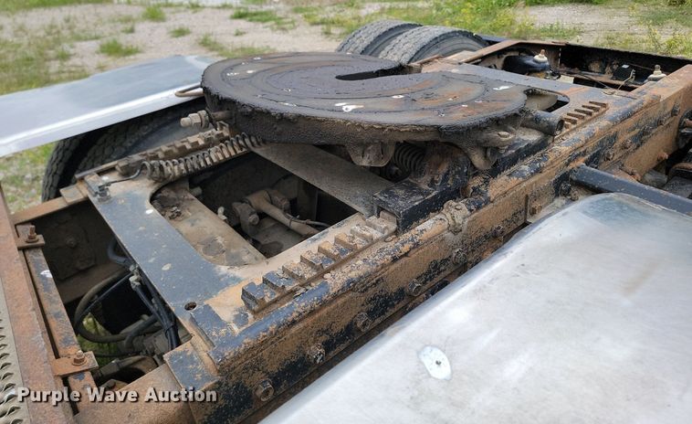 image for item NZ9938 2000 Peterbilt  377 semi truck