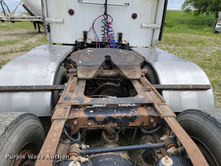 image for item NZ9938 2000 Peterbilt  377 semi truck