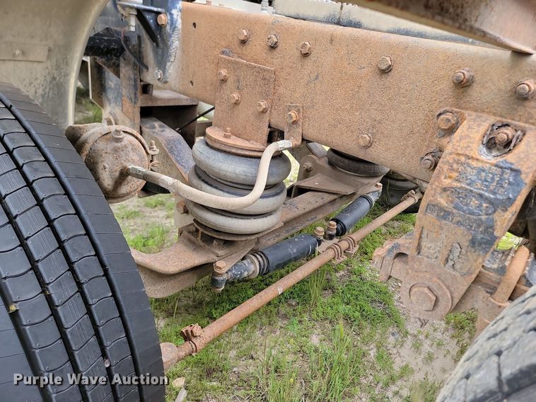 image for item NZ9938 2000 Peterbilt  377 semi truck