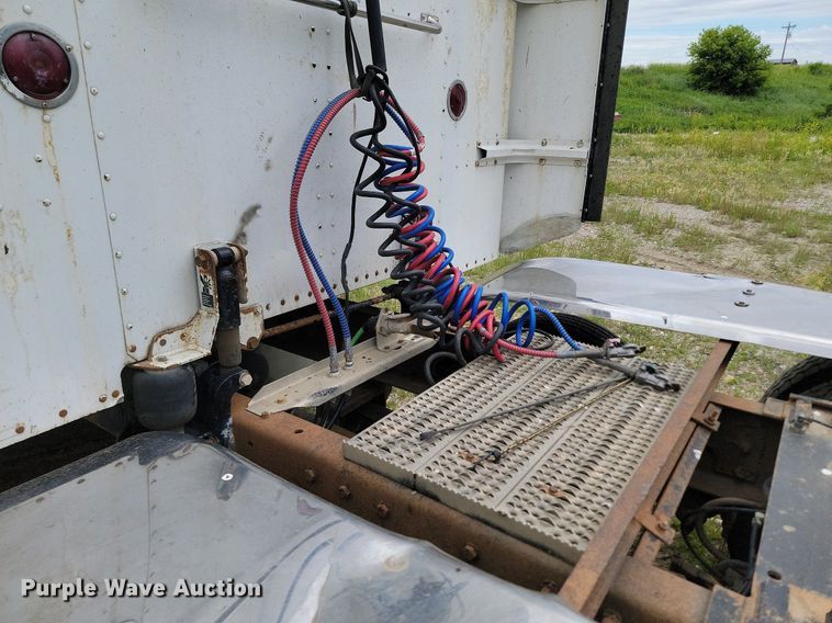 image for item NZ9938 2000 Peterbilt  377 semi truck