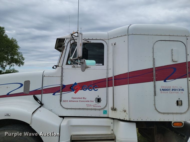 image for item NZ9938 2000 Peterbilt  377 semi truck