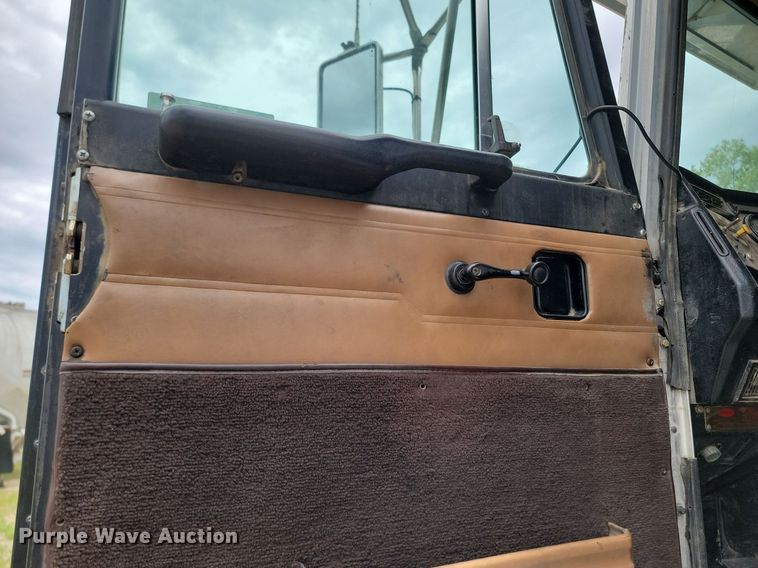 image for item NZ9938 2000 Peterbilt  377 semi truck