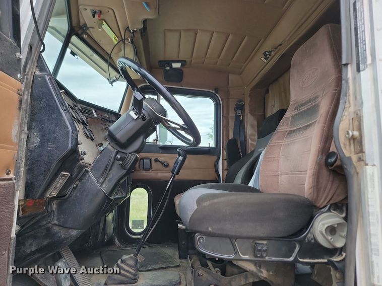 image for item NZ9938 2000 Peterbilt  377 semi truck